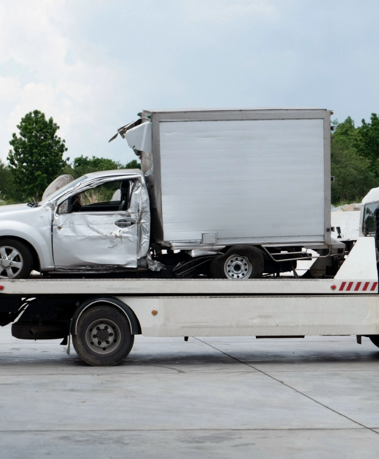 zniszczony dostawczak na&nbsp;lawecie