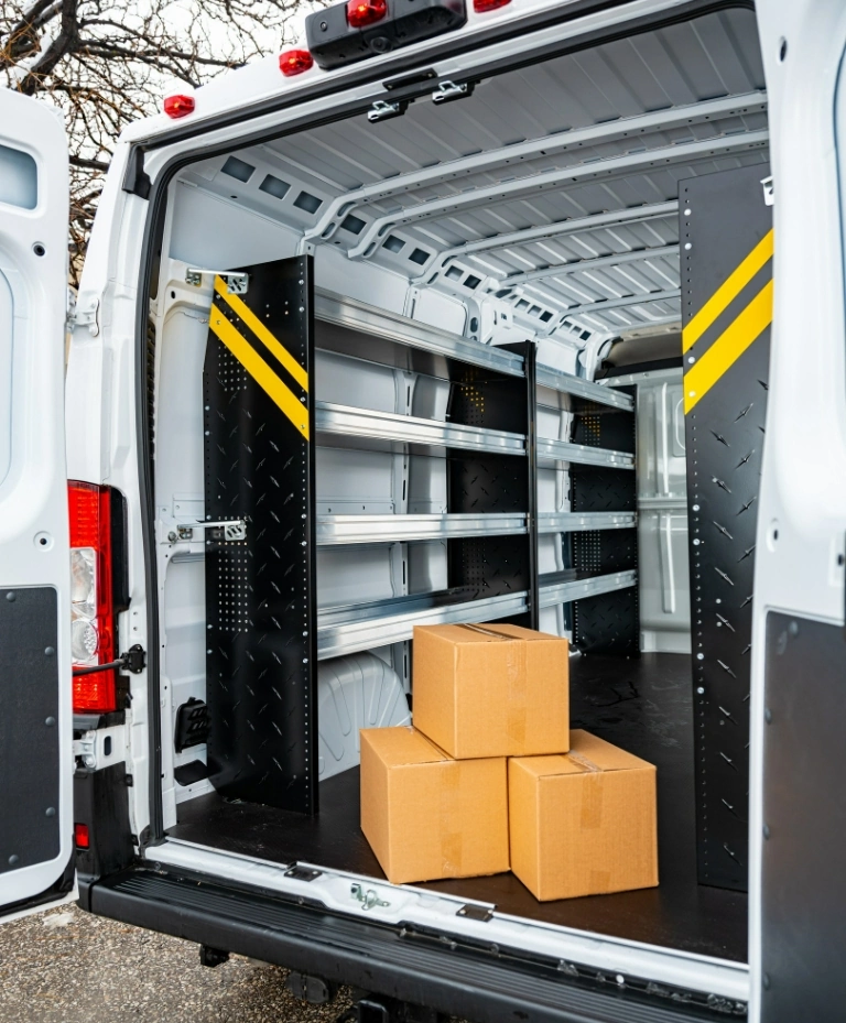 pudła w&nbsp;samochodzie dostawczym