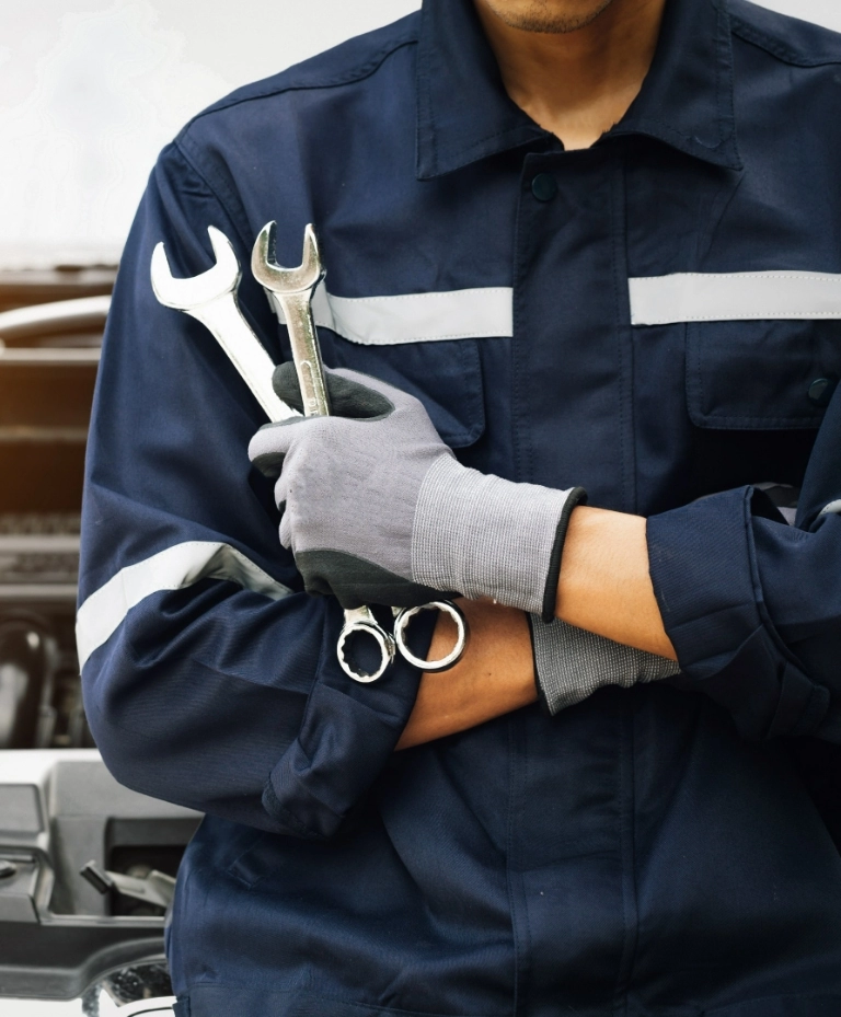 mężczyzna z&nbsp;dwoma kluczami płaskimi